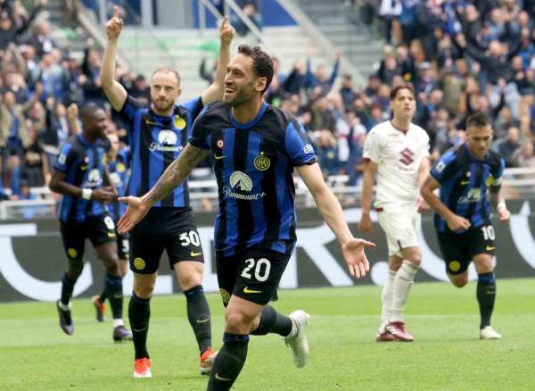 Şampiyon Inter, Torino'yu Hakan Çalhanoğlu'nun golleriyle mağlup etti