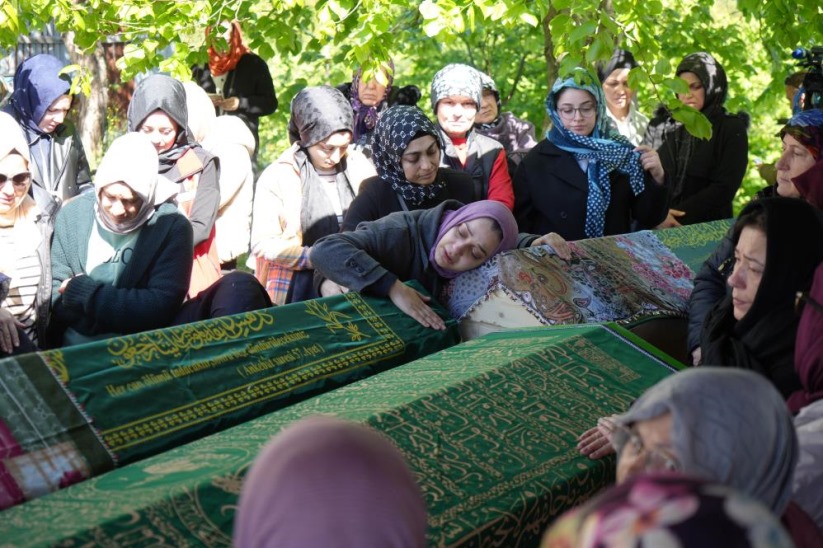 Samsun'da heyelan faciasında ölen baba ile iki çocuğuna gözyaşı
