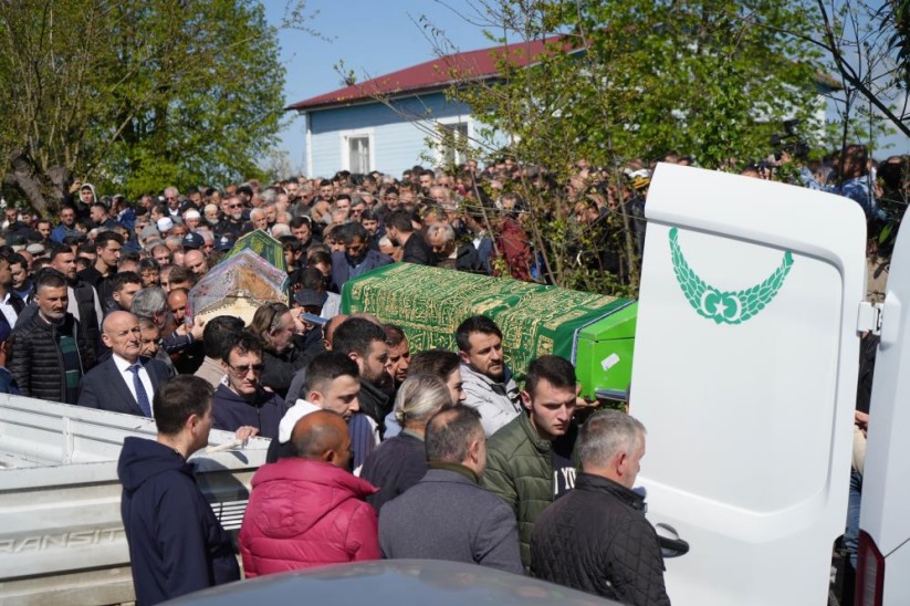 Samsun'da heyelan faciasında ölen baba ile iki çocuğuna gözyaşı