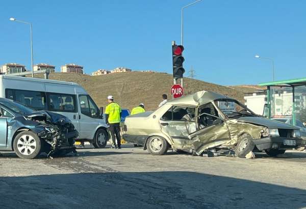 Elazığ'da zincirleme trafik kazası: 1 ölü 3 yaralı