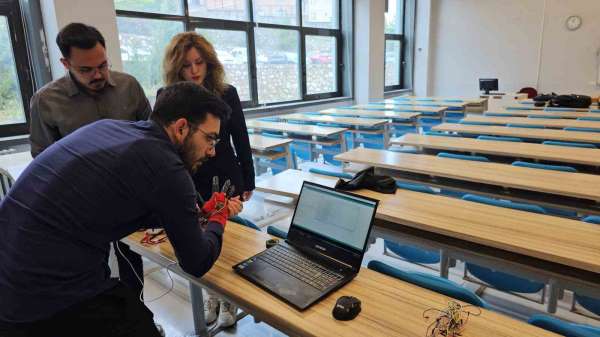 Üniversite öğrencilerinden işaret dilini sese ve yazıya çeviren akıllı eldiven: 'Elitişim'