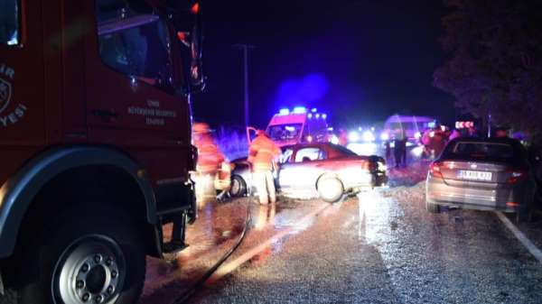 İzmir'de feci kaza: 1'i ağır 3 yaralı 