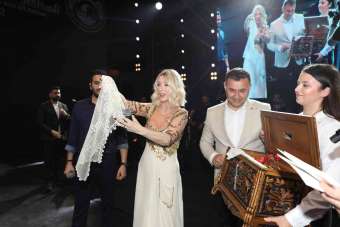 Seda Sayan'a konser verdiği sahnede çeyiz sandığı hediye edildi