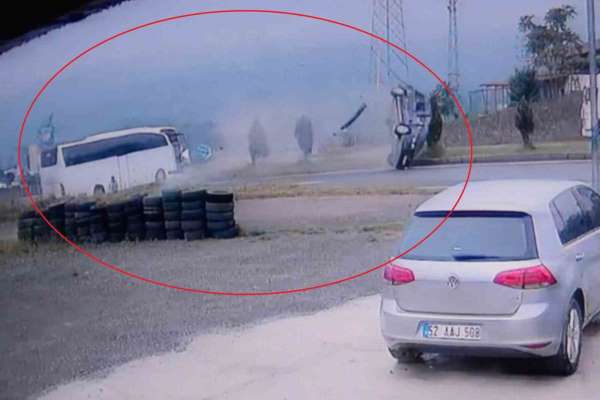 Ordu'da yolcu otobüsü ile hafif ticari aracın çarpıştığı kaza kamerada