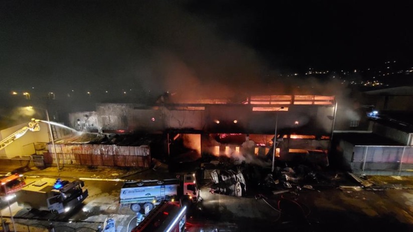 Samsun'da yatak ve koltuk fabrikasındaki yangın sürüyor!