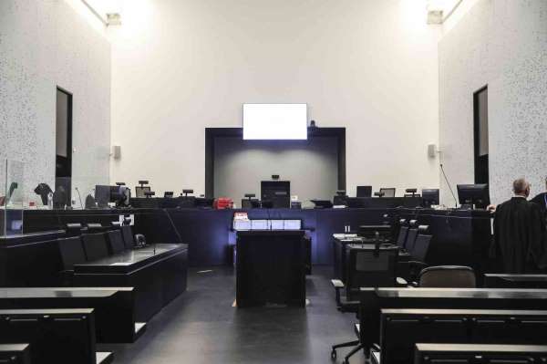 Fransa'da 299 cinsel saldırı suçundan yargılanan eski cerraha 20 yıl hapis