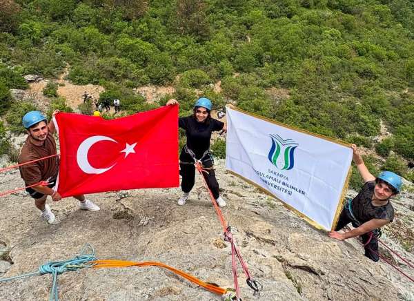 Geyve'de kaya tırmanışı yaptılar