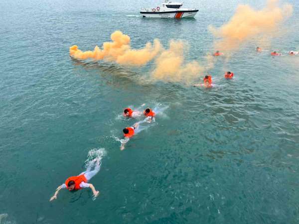 Öğrenciler diplomalarını yüzerek aldı