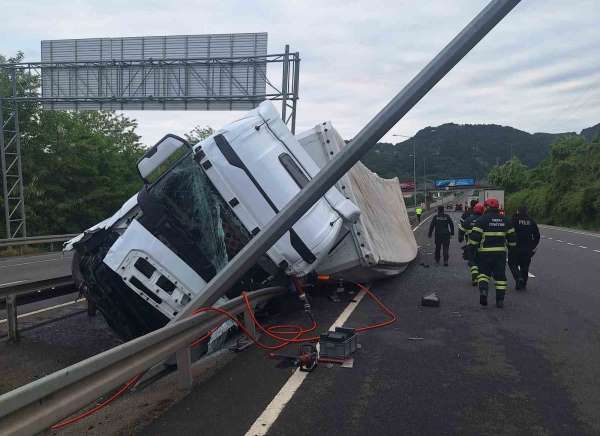 Ordu'da çay yüklü tır devrildi: Sürücü kolu koptu