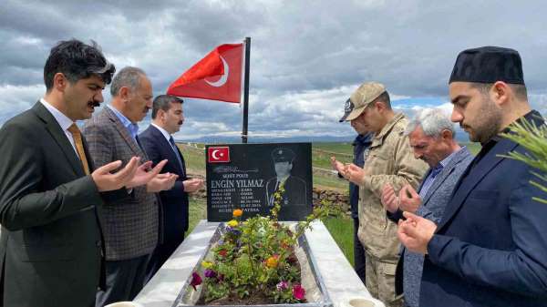 Arpaçay'da bayramda duygulandıran şehitlik ziyareti