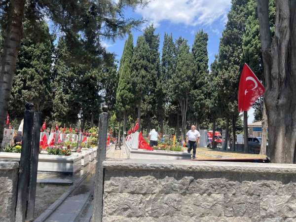 Edirnekapı Şehitliği'nde hüzünlü bayram: Şehit aileleri yakınlarını ziyaret etti