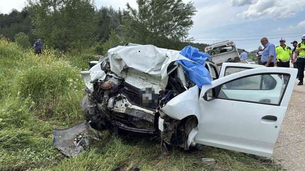Kastamonu'da feci kaza: İstinat duvarına çarpan otomobildeki 3 kişi öldü, 1 kişi ağır yaralandı