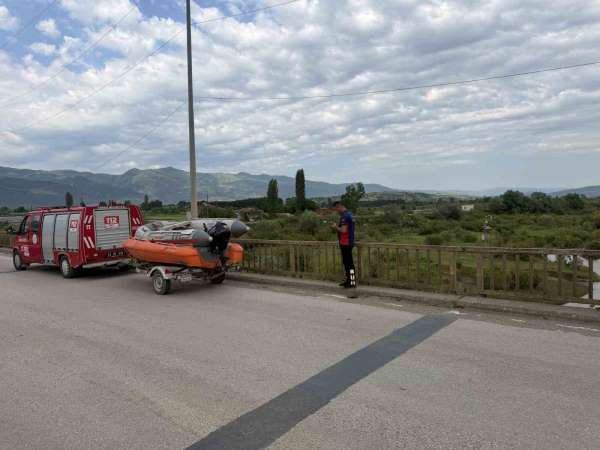 Tokat'ta ırmağa giren 2 genç akıntıya kapılarak kayboldu