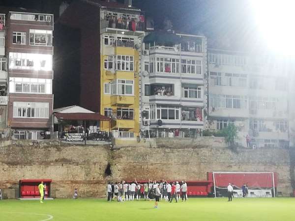 Karagümrük, galibiyeti balkondaki taraftarıyla kutladı