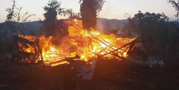 Sinop'ta 2 katlı ev alevlere teslim oldu