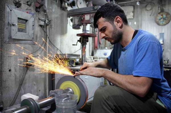 Bıçak ustaları siparişleri yetiştirebilmek için gece gündüz çalışıyor