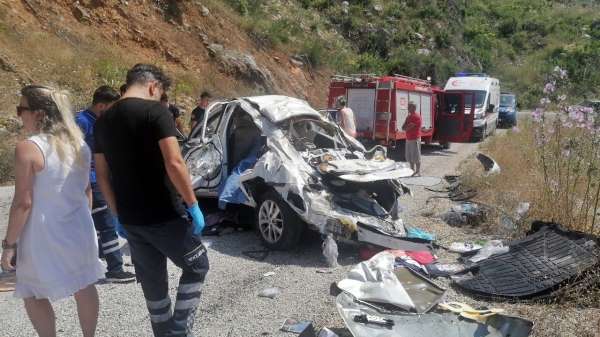 Antalya'da feci kaza: 2 ölü, 1'i ağır 3 yaralı