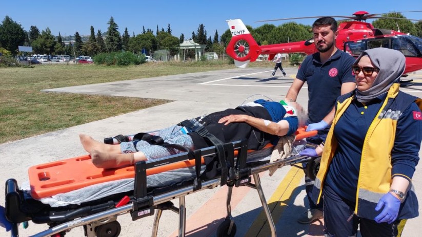 Samsun'da kazada yaralanan yaşlı kadın ambulans helikopterle hastaneye sevk edildi
