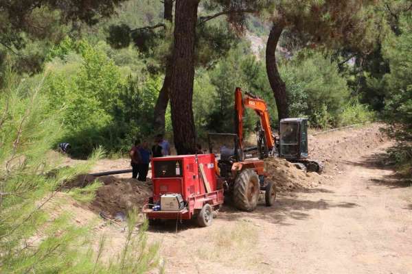 Taşkuyucak'ta eski içme suyu hattı çelik borularla yenileniyor