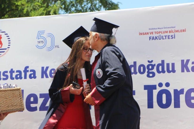Samsun'da kas hastası Selin'in azmi, babasının desteğiyle birleşti: Fakülteyi dereceyle bitirdi