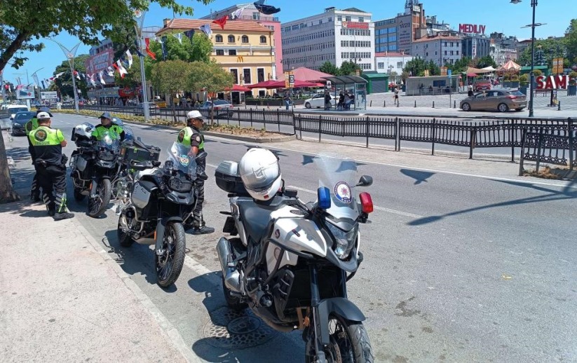 Samsun'da bariyerleri aşıp trafiğe atlayan yayalara ceza yağdı
