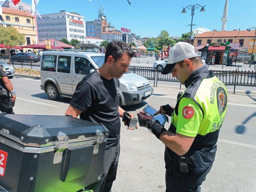 Samsun'da bariyerleri aşıp trafiğe atlayan yayalara ceza yağdı