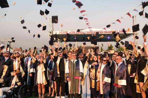 Bilecik Şeyh Edebali Üniversitesi'nde mezuniyet coşkusu