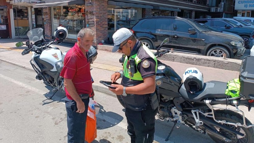 Samsun'da bariyerleri aşıp trafiğe atlayan yayalara ceza yağdı