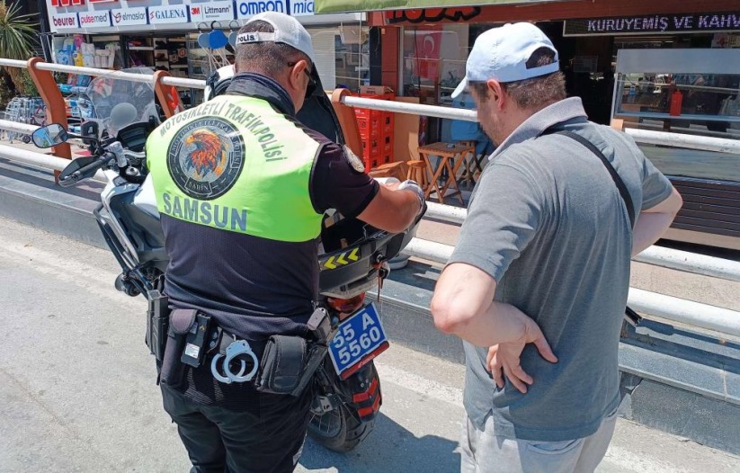 Samsun'da bariyerleri aşıp trafiğe atlayan yayalara ceza yağdı