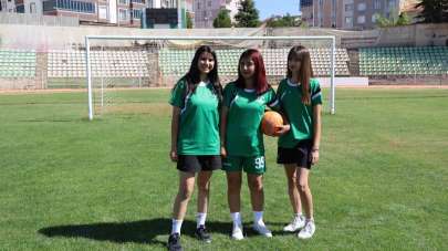 'Futbol erkek işi' diyenlere cevabı sahada verdiler