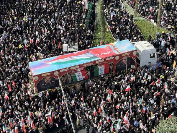 İran'da İsrail saldırılarında hayatını kaybeden 60 kişi son yolculuğuna uğurladı