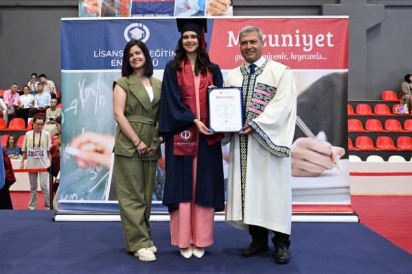 Venezuelalı diplomat da Anadolu Üniversitesi'nde mezuniyet sevinci yaşadı