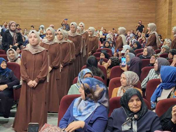 Vezirköprü'de 34 kadın kursiyer hafızlık belgesi aldı