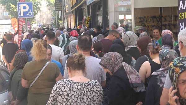 Yalova'da mağaza açılışında indirim izdihamı