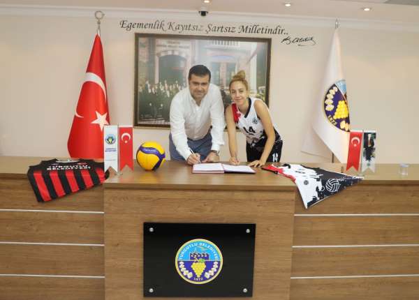 Turgutlu Belediyespor'da Belin Sude Karahan da imzaladı