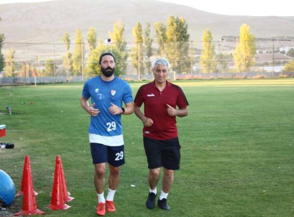 Elazığspor'un 39 yaşındaki kaptanı Yiğitcan, yıllara meydan okuyor