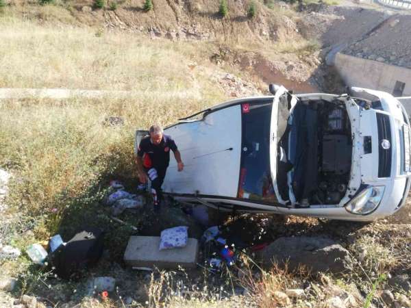 Tokat'ta hafif ticari araç şarampole devrildi: 3 yaralı