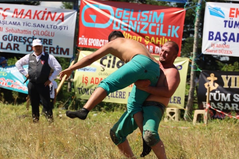 Alaçam'daki şenlikte Başpehlivan Resul Güne orman şehitleri adına güreşti