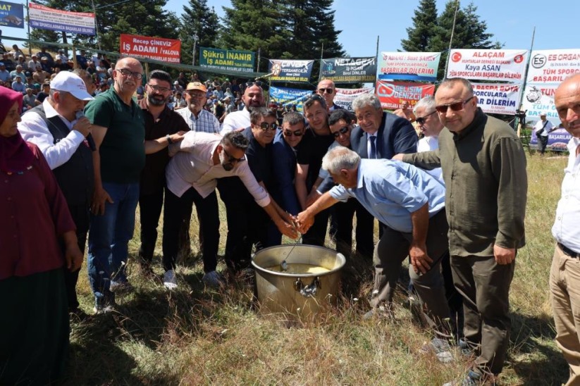 Alaçam'daki şenlikte Başpehlivan Resul Güne orman şehitleri adına güreşti