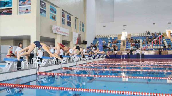 Analig yüzme heyecanı Elazığ'da yaşandı