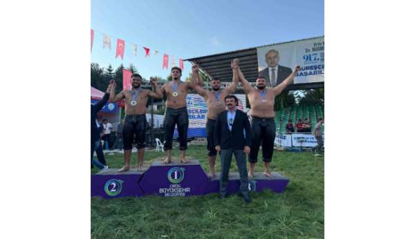 Kemer Belediyesi güreşçileri kürsüye çıktı