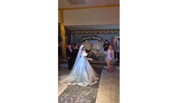 Rumen şarkıcı Otilia düğünde sahne aldı