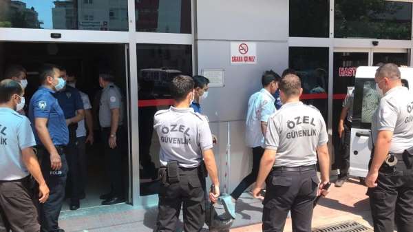 Husumetli aileler hastane bahçesinde döner bıçaklarıyla birbirine saldırdı: 1 ya