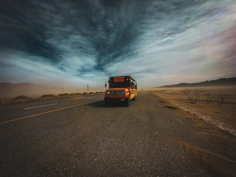 Filmden esinlenerek yaptığı hayalindeki 'School Bus' ile dünya turuna çıktı