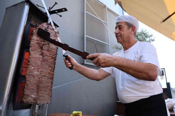 Et fiyatı düştü, iddiayı kaybetti, et döner tezgahını Meclis'e kurarak döner dağıttı