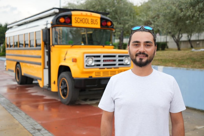 Filmden esinlenerek yaptığı hayalindeki 'School Bus' ile dünya turuna çıktı