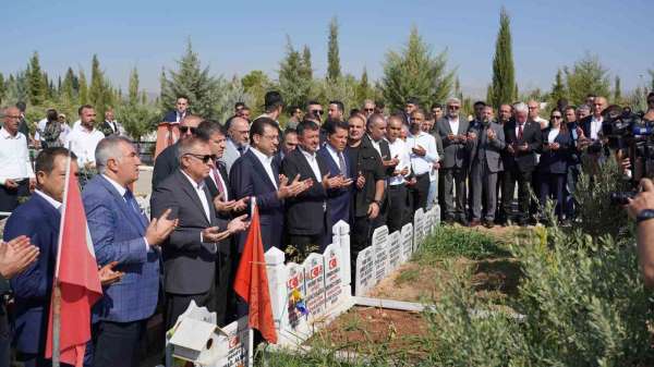 İBB Başkanı İmamoğlu deprem şehitliğini ziyaret etti