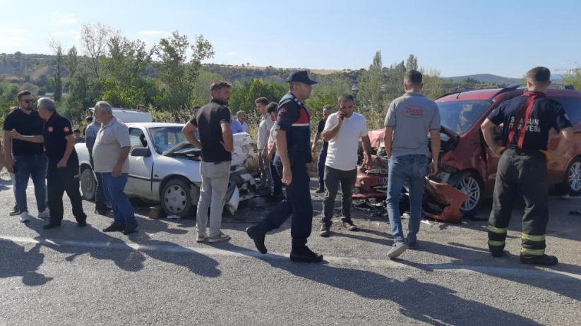 Samsun'da iki araç kafa kafaya çarpıştı: 1 ölü, 10 yaralı