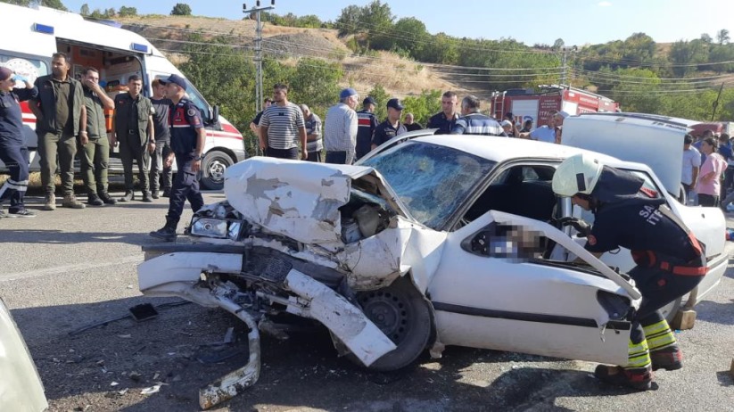 Samsun'da iki araç kafa kafaya çarpıştı: 1 ölü, 10 yaralı
