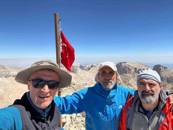 Bandırmalı dağcılar, 30 Ağustos Zafer Bayramı'nı Aladağlar'ın zirvesinde Türk bayrağıyla kutladı
